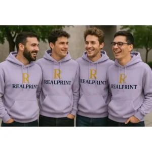 Grup de bărbați purtând hanorace personalizate orhidee într-un cadru relaxat, ilustrând stilul modern și identitatea vizuală de echipă
