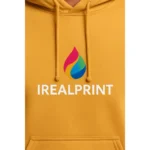 Detaliu hanorac personalizat bărbați old gold cu logo color aplicat pe piept, evidențiind contrastul vizual puternic