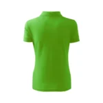 Spate tricou polo damă personalizat verde măr prezentat pe fundal neutru pentru evidențierea croielii feminine și a designului polo