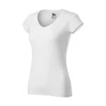 Model feminin purtând tricou damă cu anchior în V personalizat alb într-un context urban modern, ilustrând utilizarea casual și stilul feminin