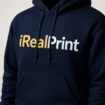 Prim-plan hanorac personalizat bărbați navy cu logo iRealPrint aplicat prin transfer termic, evidențiind claritatea personalizării