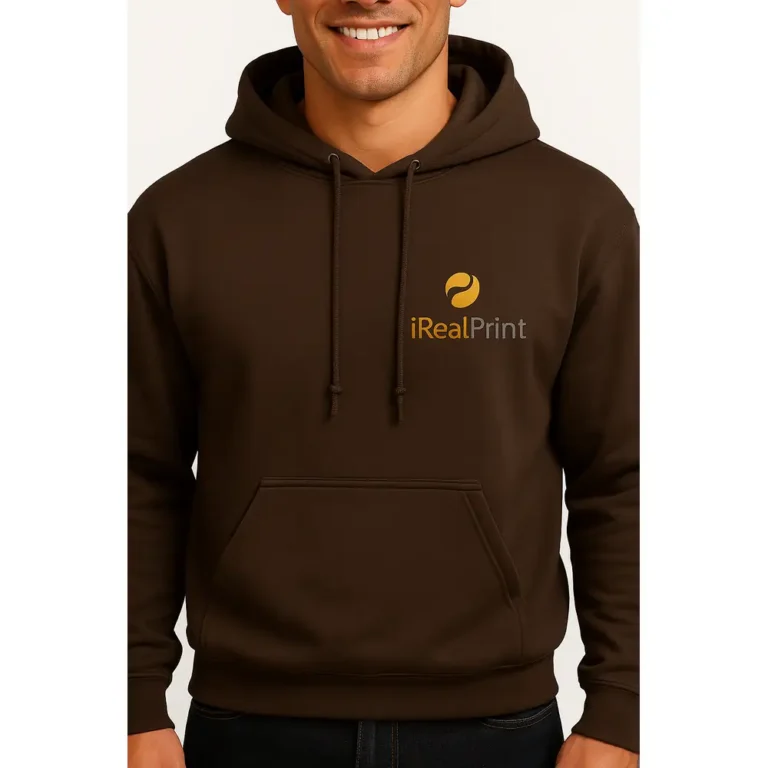 Hanorac bărbați personalizat ciocolată dark purtat într-un outfit urban modern, evidențiind stilul masculin elegant și designul minimalist premium