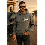 Hanorac bărbați graphite personalizat iRealPrint purtat într-o ținută casual modernă, evidențiind confortul materialului, croiala masculină și impactul vizual al personalizării