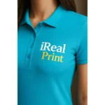 Prim-plan cu personalizare iRealPrint pe pieptul unui tricou polo damă personalizat turcoaz, evidențiind contrastul vizual și aspectul premium al printului