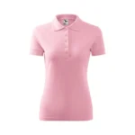 Tricou polo damă personalizat roz prezentat frontal pe fundal neutru pentru evidențierea croielii feminine și a suprafeței de personalizare