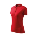 Tricou polo damă personalizat roșu prezentat din perspectivă laterală pentru evidențierea formei elegante și a croielii