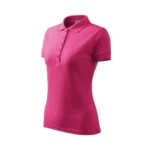 Tricou polo damă personalizat purpuriu prezentat din perspectivă laterală pentru evidențierea croielii feminine și a materialului
