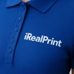 Model feminin prezentând tricou polo damă personalizat albastru regal, evidențiind zona de personalizare și contrastul logo-ului
