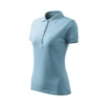 Tricou polo damă personalizat albastru deschis prezentat din perspectivă laterală pentru evidențierea croielii feminine și a designului elegant polo