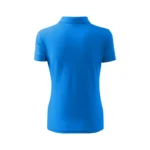 Spate tricou polo damă personalizat albastru prezentat pe fundal neutru pentru evidențierea croielii feminine și a designului minimalist
