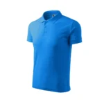 Tricou polo bărbați personalizat albastru prezentat din perspectivă trei sferturi pentru evidențierea formei masculine și a materialului