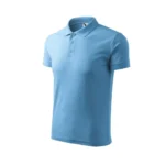 Tricou polo bărbați personalizat albastru azur prezentat din perspectivă trei sferturi pentru evidențierea formei ergonomice și a materialului premium