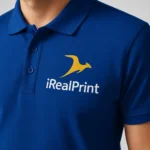 Prim-plan cu personalizarea logo iRealPrint aplicată pe pieptul unui tricou polo bărbați personalizat albastru regal, evidențiind contrastul și calitatea printului