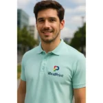 Bărbat purtând tricou polo bărbați personalizat culoare frost cu logo iRealPrint într-un cadru urban, stil business casual pentru branding modern