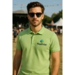 Tricou polo bărbați verde iarbă personalizat purtat într-un cadru lifestyle premium, uniformă ideală pentru echipe de vânzări și promovare brand iRealPrint