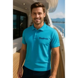 Bărbat purtând tricou polo personalizat turcoaz cu logo iRealPrint pe puntea unui yacht, stil business casual modern pentru promovare brand premium