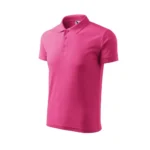 Tricou polo bărbați purpuriu văzut din perspectivă laterală pe fundal neutru, design modern cu guler și croială masculină pentru uniforme corporate