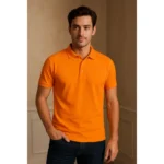 Model masculin purtând tricou polo orange într-o prezentare studio elegantă, ținută business casual potrivită pentru uniforme și promovare brand