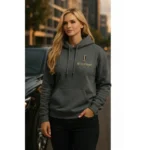 Hanorac damă gri charcoal într-un outfit casual premium, cu logo discret și stil modern în context urban