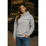 Model feminin în hanorac gri ash într-un cadru urban, look minimalist și echilibrat