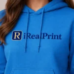 Model feminin în hanorac albastru sapphire, stil clean și rafinat, evidențiind identitatea vizuală puternică