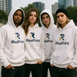 Echipă îmbrăcată în hanorace albe iRealPrint, look modern și coerent în mediu urban