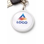Breloc rotund transparent cu insert foto personalizat prins la chei, imagine lifestyle ce arată utilizarea reală ca accesoriu promoțional zilnic