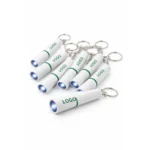 Set brelocuri cu lanternă LED personalizate verde, imagine de grup pentru campanii B2B și branding constant pe termen lung