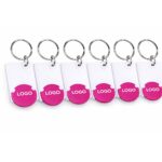 Breloc dreptunghiular cu FISĂ de cumpărături roz prezentat alături de alte culori disponibile, gamă promoțională personalizabilă pentru branding diversificat