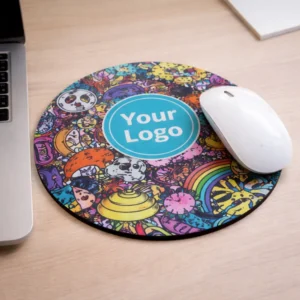 Mouse pad rotund personalizat cu design grafic colorat și logo central, accesoriu creativ pentru birou modern și setup minimalist