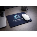 Mouse pad A4 personalizat cu logo companie imprimat pe fundal elegant, accesoriu promoțional utilizat în birouri corporate