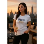 Femeie purtând tricou damă personalizat alb cu logo în context urban elegant, exemplu de outfit casual modern