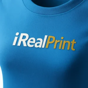 Detaliu personalizare logo iRealPrint aplicat prin transfer termic pe tricou damă albastru, text clar și contrast puternic