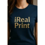 Detaliu logo iRealPrint aplicat prin transfer termic pe tricou damă personalizat albastru navy, personalizare clară și contrast puternic