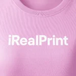 Detaliu logo alb iRealPrint pe tricou damă personalizat roz orhidee, evidențiind claritatea personalizării și contrastul designului