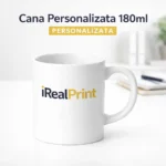Cană albă personalizată 180ml cu logo iRealPrint utilizată într-un birou modern lângă laptop și agendă, sugerând utilizarea zilnică pentru cafea