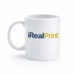 Cană albă personalizată 350ml cu logo iRealPrint prezentată pe fundal alb, evidențiind contrastul și claritatea personalizării