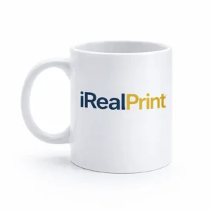 Cană albă personalizată 350ml cu logo iRealPrint prezentată pe fundal alb, evidențiind contrastul și claritatea personalizării