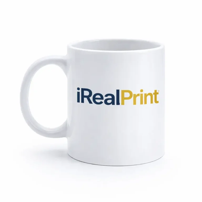 Cană albă personalizată 350ml cu logo iRealPrint prezentată pe fundal alb, evidențiind contrastul și claritatea personalizării