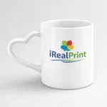 Cană personalizată 350ml cu mâner inimă și logo iRealPrint prezentată pe fundal neutru, evidențiind clar personalizarea și designul romantic al produsului