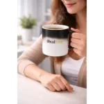 Persoana tinand o cana termosensibila personalizata alb cu cafea fierbinte, ilustrand utilizarea zilnica si aparitia designului la caldura
