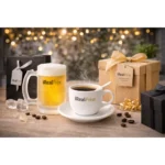Set ceașcă cafea personalizată cu linguriță și farfurie și logo iRealPrint prezentat lângă ambalaje cadou elegante, sugerând un produs premium pentru ocazii speciale