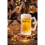 Halbă de bere personalizată cu logo iRealPrint prezentată lângă ambalaj cadou și gustări, într-un decor cald de bar sau petrecere