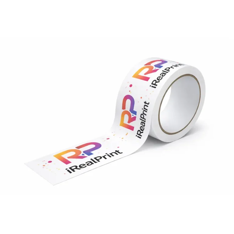 Rola de scotch personalizat cu fond alb in prezentare de produs pe fundal curat, evidentiind printul si aspectul profesional