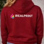 Hanorac dama rosu cherry personalizat pe spate cu logo mare iRealPrint, vizibilitate ridicata si impact vizual puternic