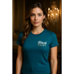 Model feminin purtând tricou damă personalizat albastru petrol într-un interior elegant, exemplu de outfit casual premium cu branding discret