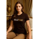 Femeie purtând tricou damă personalizat cafea într-un decor interior sofisticat, stil modern și personalizare discretă