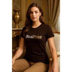 Femeie purtând tricou damă personalizat cafea într-un decor interior sofisticat, stil modern și personalizare discretă