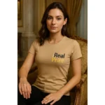 Grup de femei purtând tricouri damă personalizate crem într-un context urban, exemplu de utilizare pentru echipe sau branding vizibil