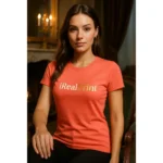 Model feminin purtând tricou damă personalizat coral într-un interior elegant, exemplu de outfit casual premium cu personalizare vizibilă